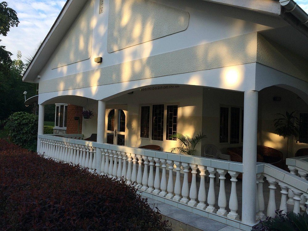 Brownstone Country Home  Lira City